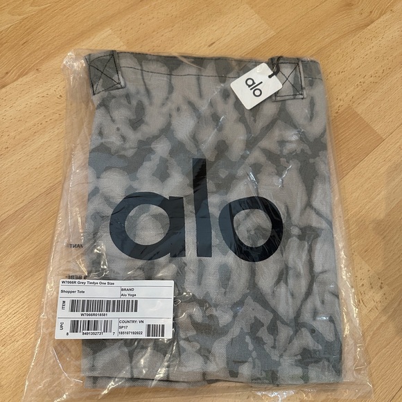 ALO Yoga Handbags - alo shopper tote bag